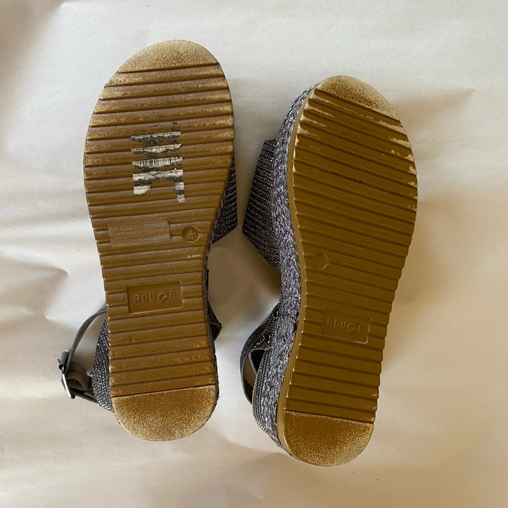 Rouge Helium Silver Gray Sandals with Textured Design - Picture 7 of 10